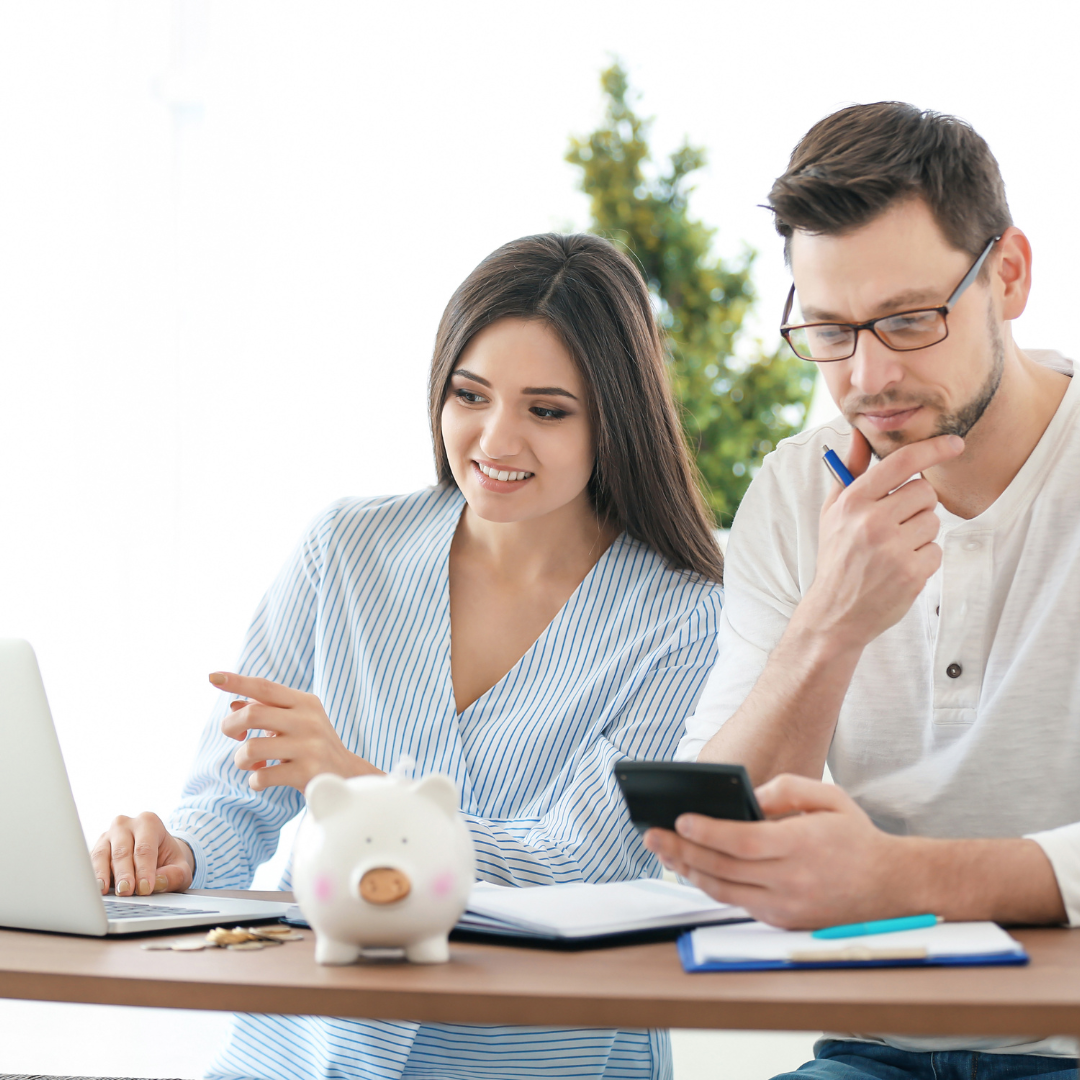 Couple québécois analysant la valeur marchande de leur propriété
